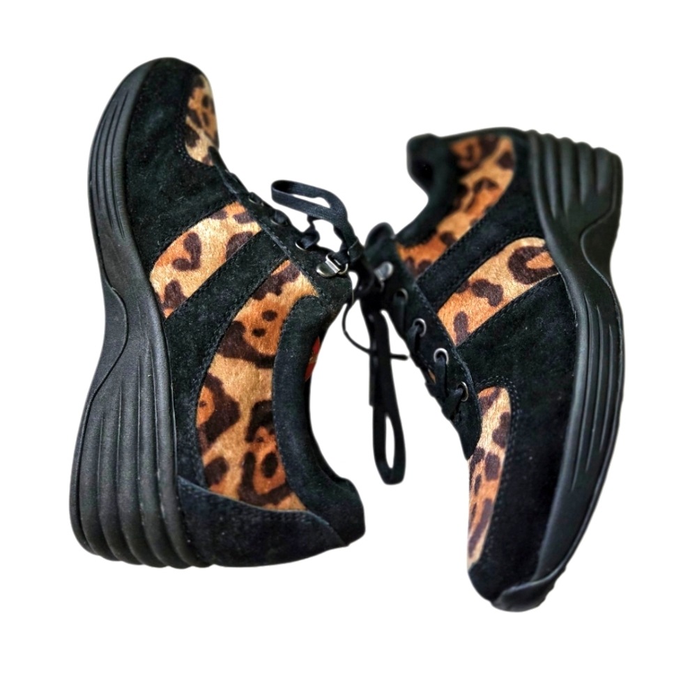 NEW Cute Easy Spirit Anti Gravity Leorard Print Lace Up Wedge Sneaker. Size 9W.